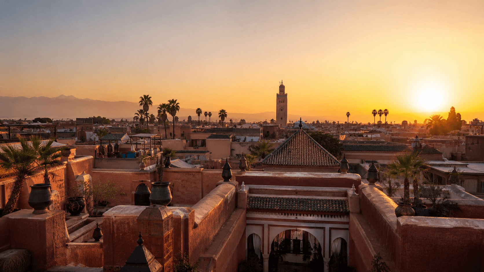 Loi Airbnb Maroc 2025 - Vue aérienne de Marrakech médina au coucher du soleil
